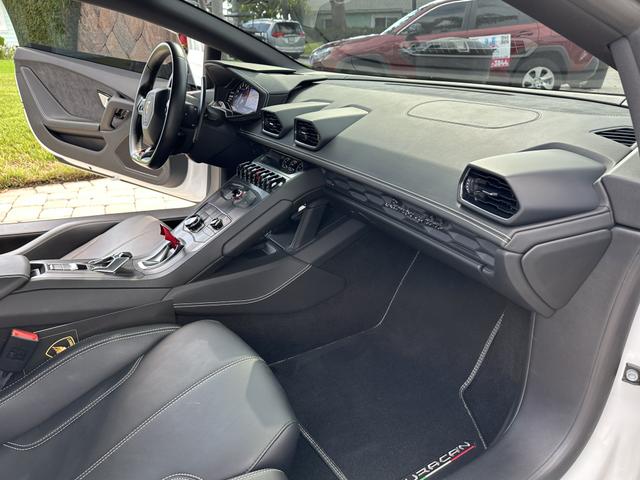 Photo of 2016 White Lamborghini Huracan
