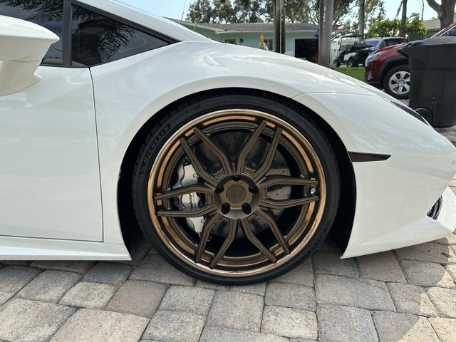 Photo of 2016 White Lamborghini Huracan