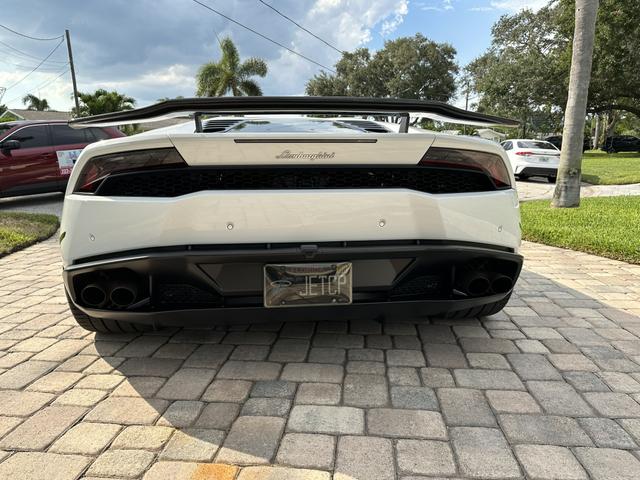 Photo of 2016 White Lamborghini Huracan