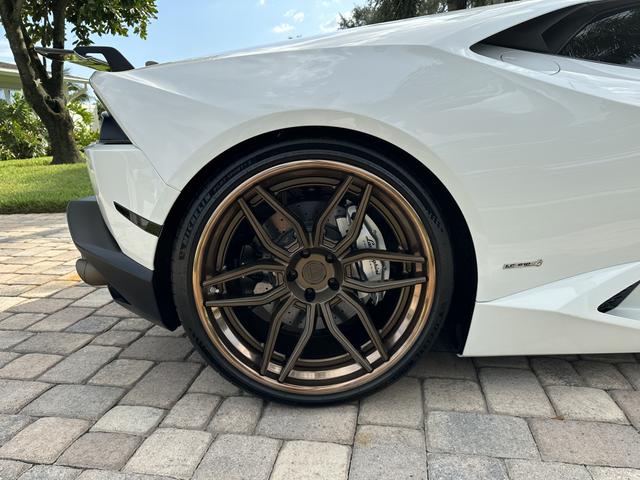 Photo of 2016 White Lamborghini Huracan