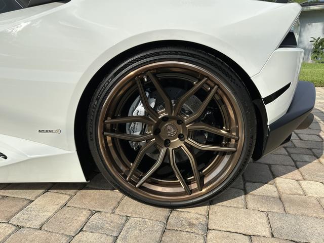 Photo of 2016 White Lamborghini Huracan