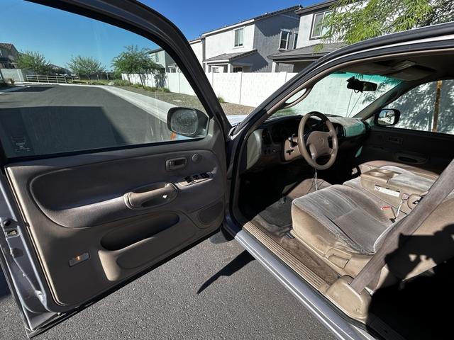 Photo of 2000 Silver Toyota Tundra