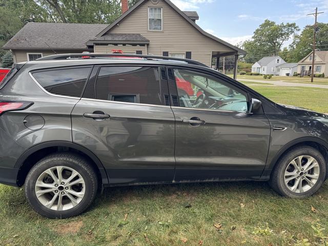 Photo of 2017 Gray Ford Escape