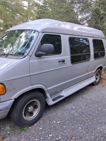 Photo of 2000 Silver Dodge Ram Van