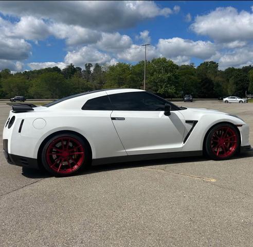 Photo of 2013 White Nissan GT-R