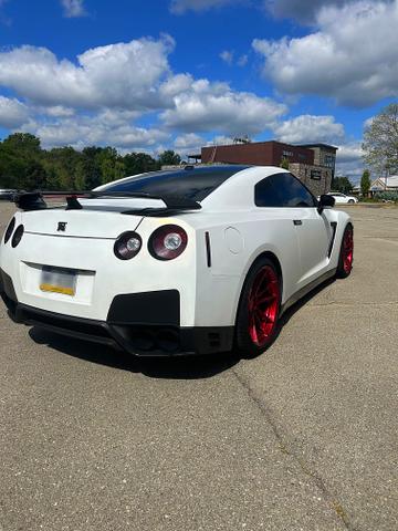 Photo of 2013 White Nissan GT-R