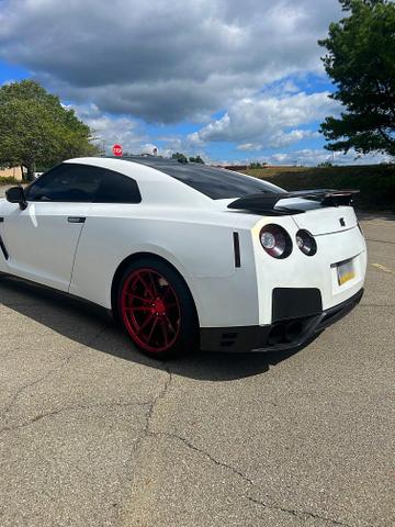 Photo of 2013 White Nissan GT-R