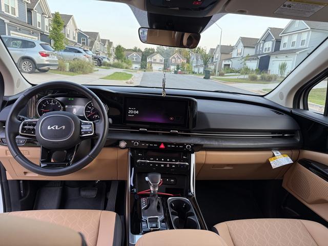 Photo of 2024 White Kia Carnival