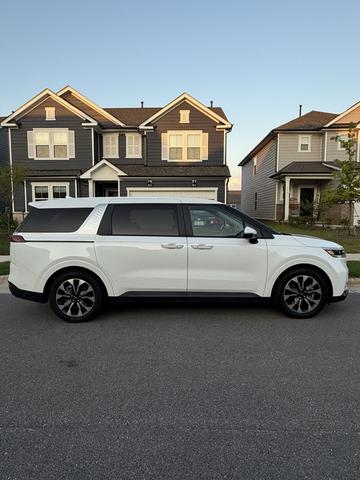 Photo of 2024 White Kia Carnival