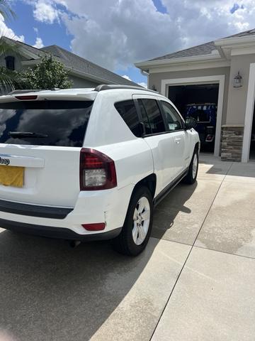 Photo of 2016 White Jeep Compass