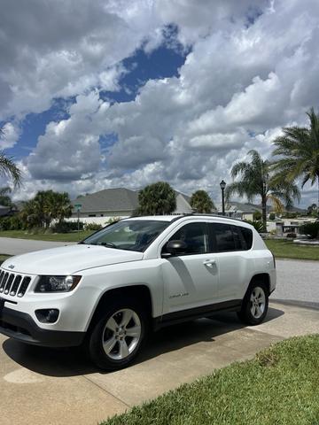 Photo of 2016 White Jeep Compass