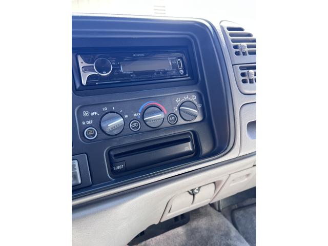 Photo of 1999 Gray GMC Yukon