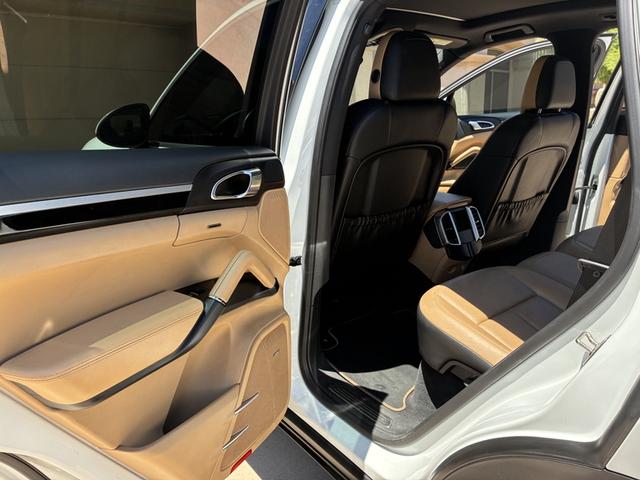 Photo of 2014 White Porsche Cayenne