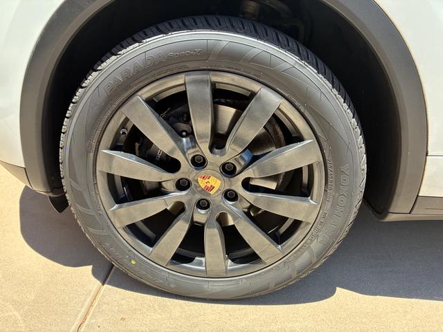 Photo of 2014 White Porsche Cayenne