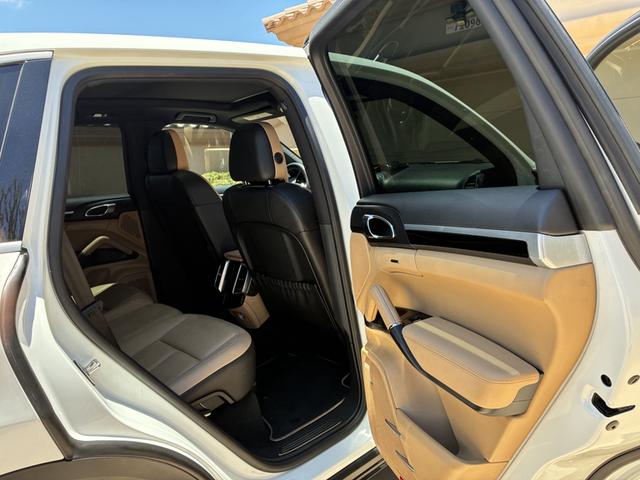 Photo of 2014 White Porsche Cayenne