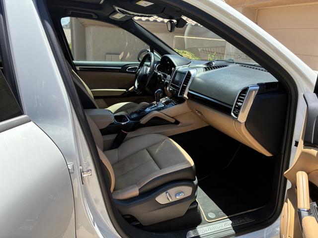 Photo of 2014 White Porsche Cayenne