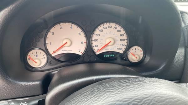 Photo of 2004 White Jeep Liberty