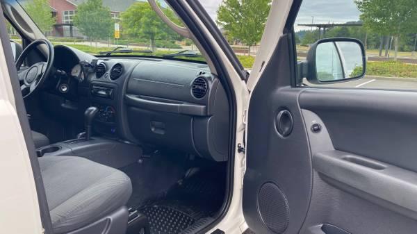 Photo of 2004 White Jeep Liberty