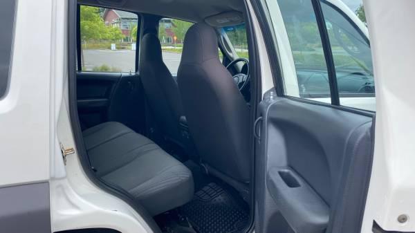 Photo of 2004 White Jeep Liberty