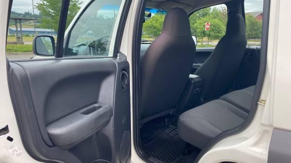 Photo of 2004 White Jeep Liberty