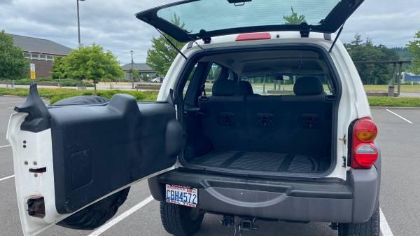 Photo of 2004 White Jeep Liberty