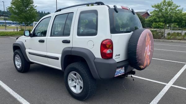 Photo of 2004 White Jeep Liberty