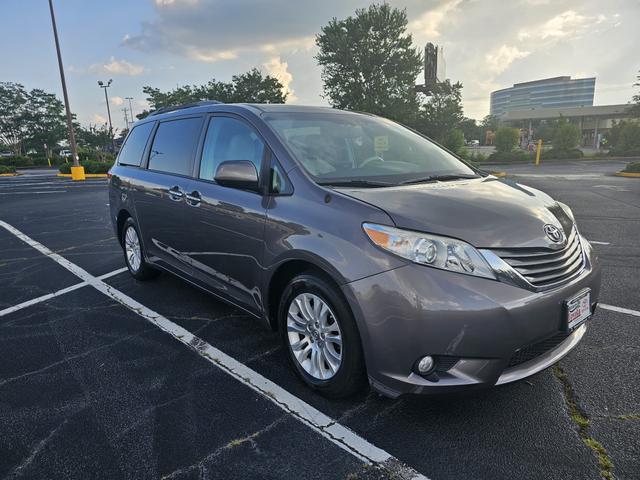 Photo of 2013 Gray Toyota Sienna
