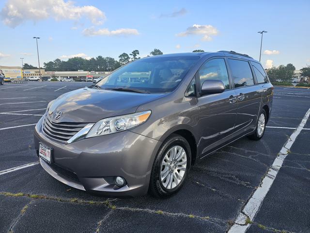 Photo of 2013 Gray Toyota Sienna