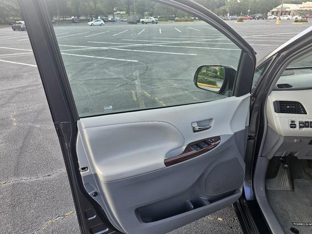Photo of 2013 Gray Toyota Sienna