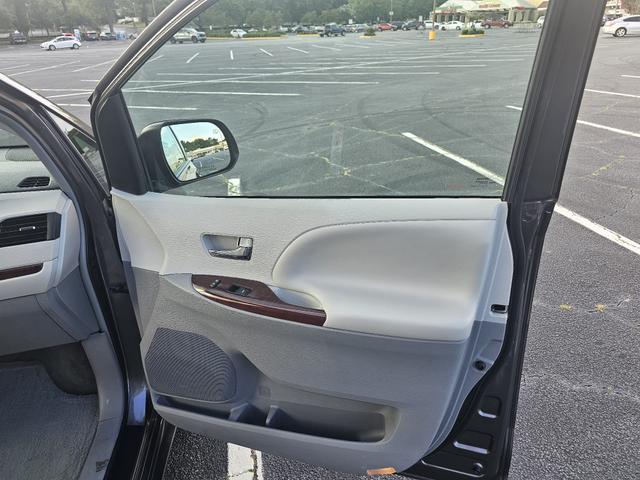 Photo of 2013 Gray Toyota Sienna