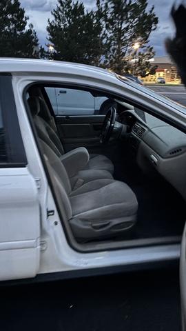 Photo of 2004 White Ford Taurus