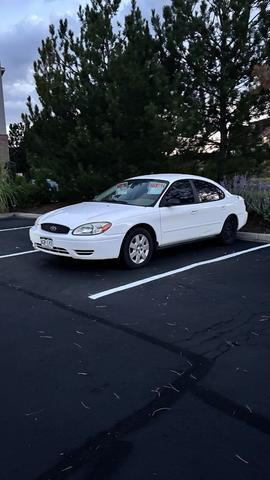 Photo of 2004 White Ford Taurus