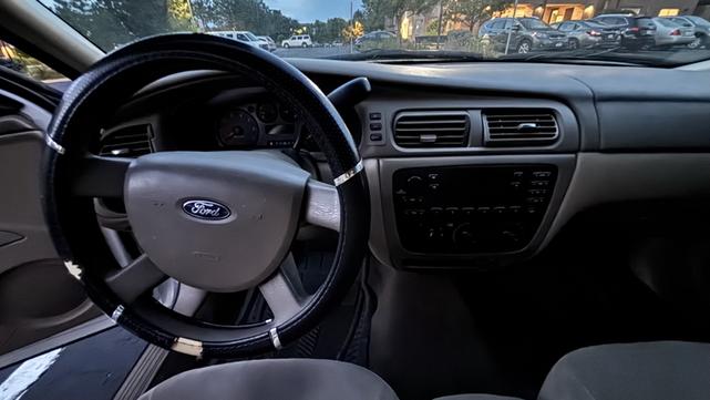 Photo of 2004 White Ford Taurus