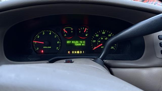 Photo of 2004 White Ford Taurus