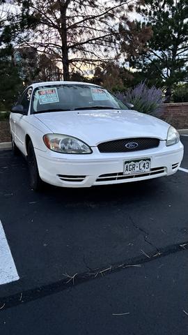 Photo of 2004 White Ford Taurus