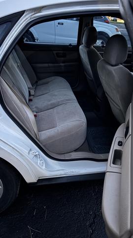 Photo of 2004 White Ford Taurus