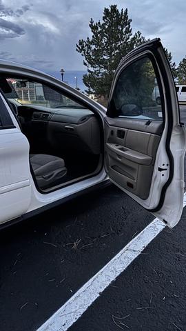 Photo of 2004 White Ford Taurus