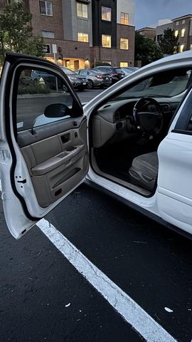 Photo of 2004 White Ford Taurus