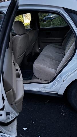 Photo of 2004 White Ford Taurus
