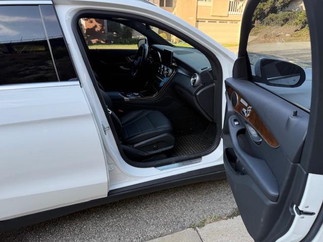 Photo of 2017 White Mercedes-Benz GLC 300