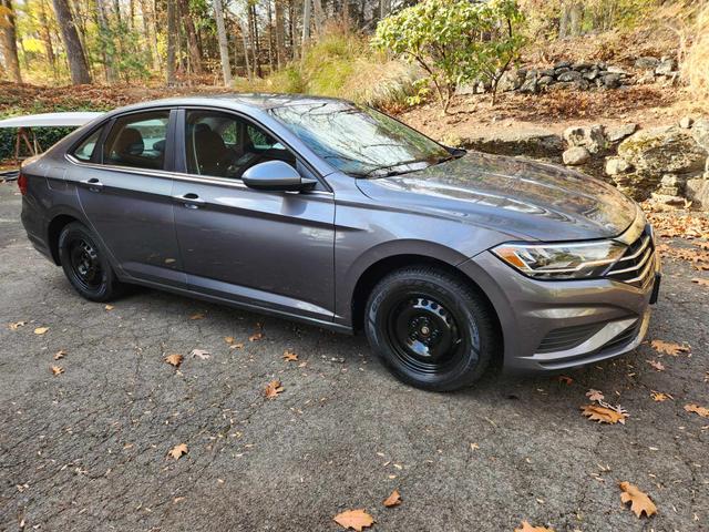 Photo of 2019 Gray Volkswagen Jetta