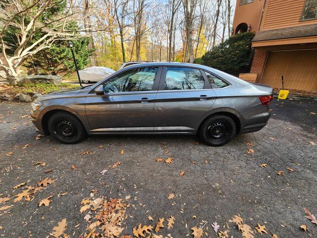 Photo of 2019 Gray Volkswagen Jetta