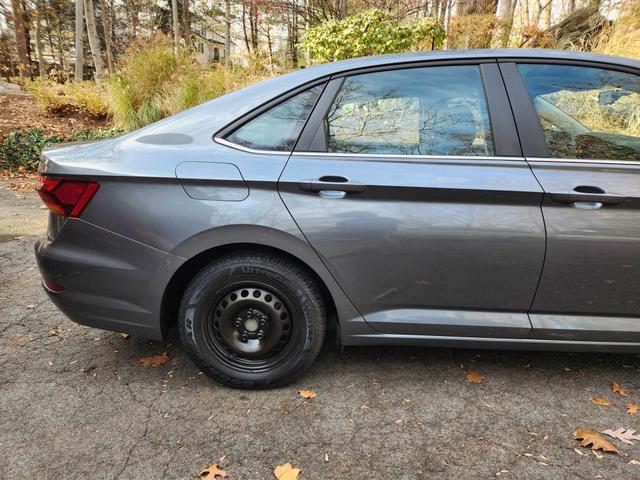 Photo of 2019 Gray Volkswagen Jetta