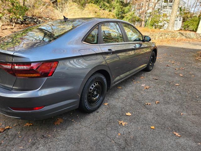 Photo of 2019 Gray Volkswagen Jetta