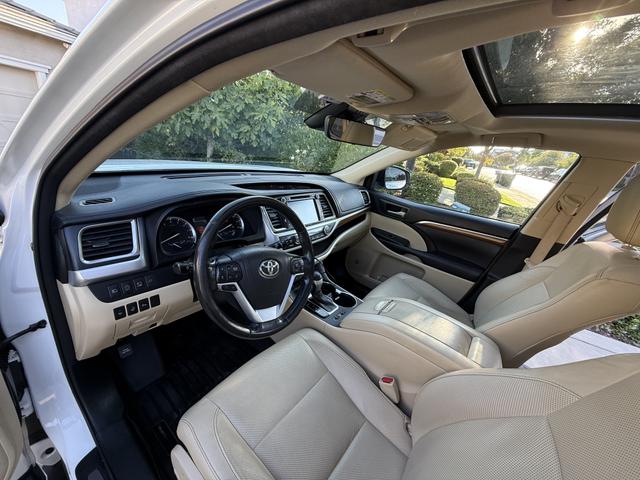 Photo of 2017 White Toyota Highlander