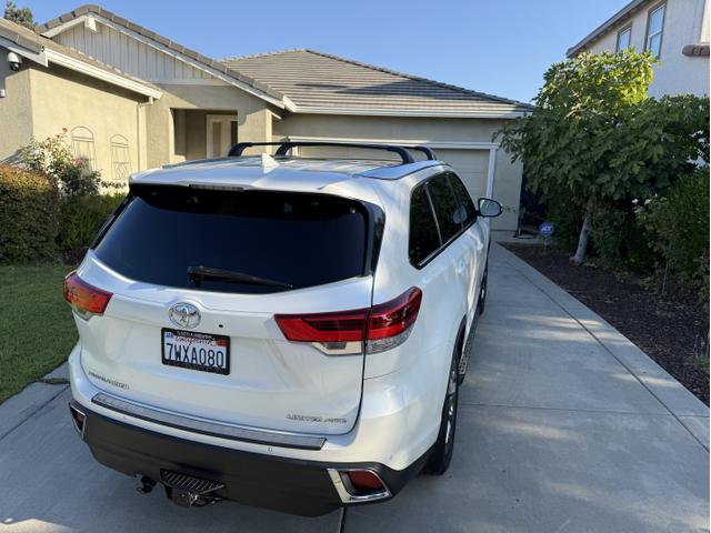 Photo of 2017 White Toyota Highlander