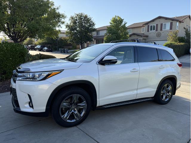 Photo of 2017 White Toyota Highlander