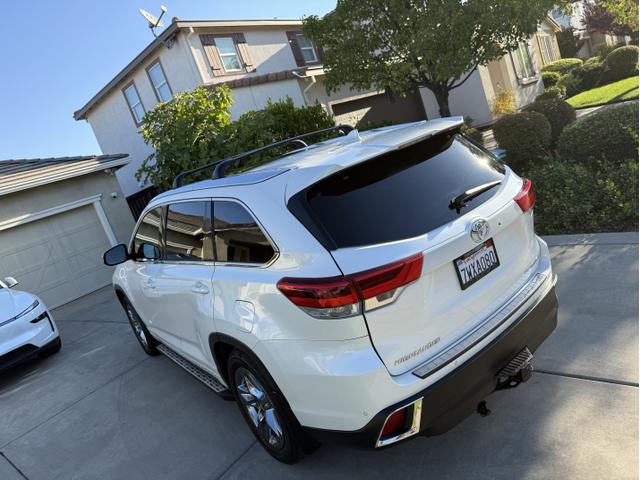 Photo of 2017 White Toyota Highlander