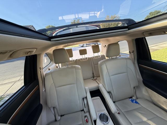 Photo of 2017 White Toyota Highlander