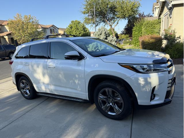 Photo of 2017 White Toyota Highlander